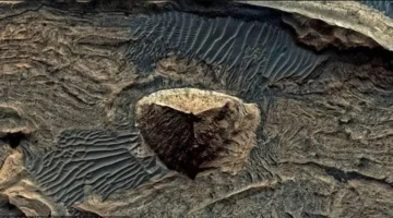 هرم غامض على سطح المريخ يثير تساؤلات واسعة بين علماء الفضاء